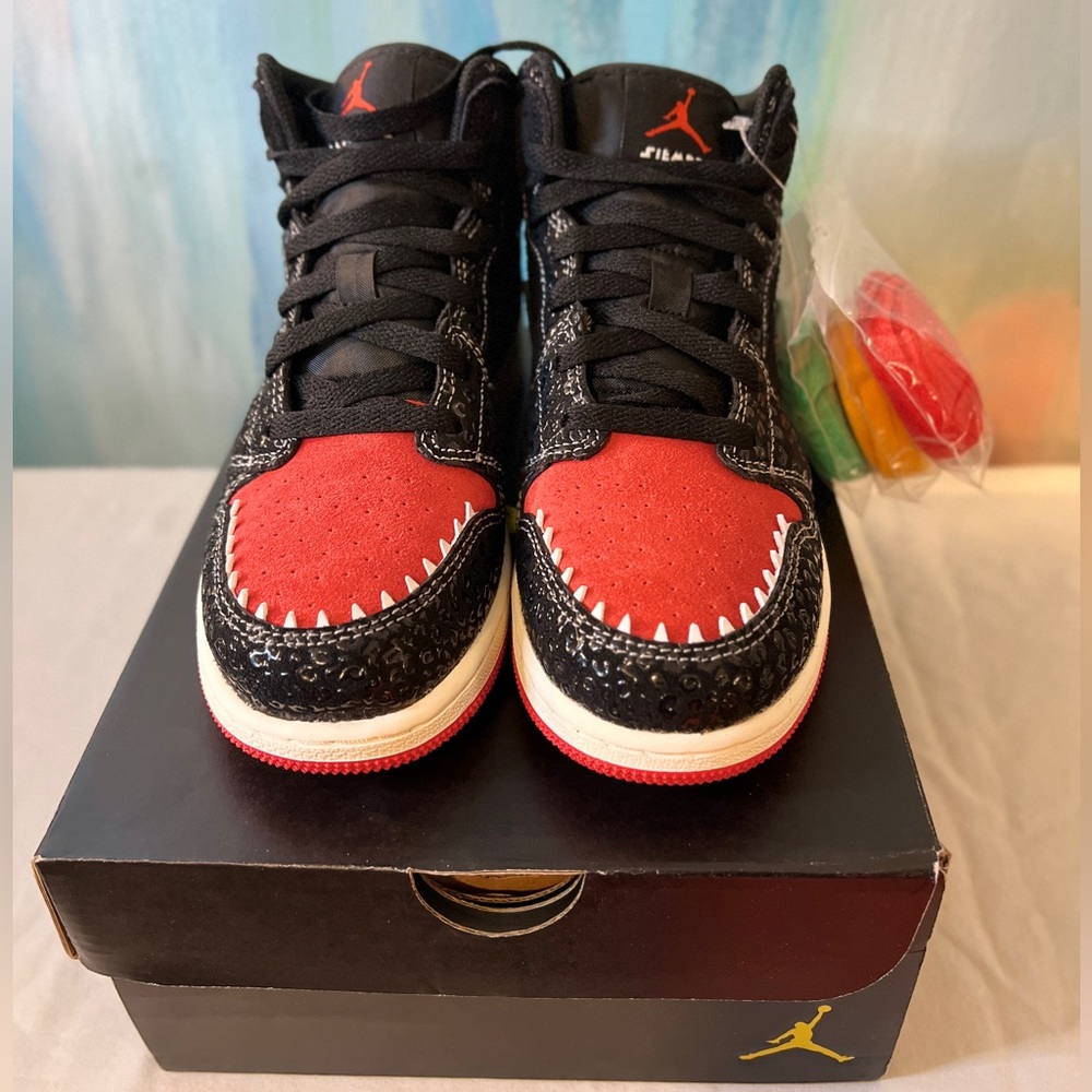 Air Jordan 1 Mid GS Siempre Familia Youth 5